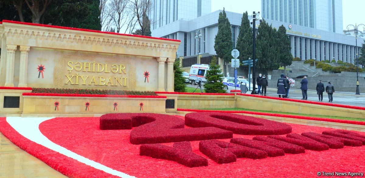 Azərbaycan xalqı 20 Yanvar faciəsi qurbanlarının əziz xatirəsini yad edir (FOTO)