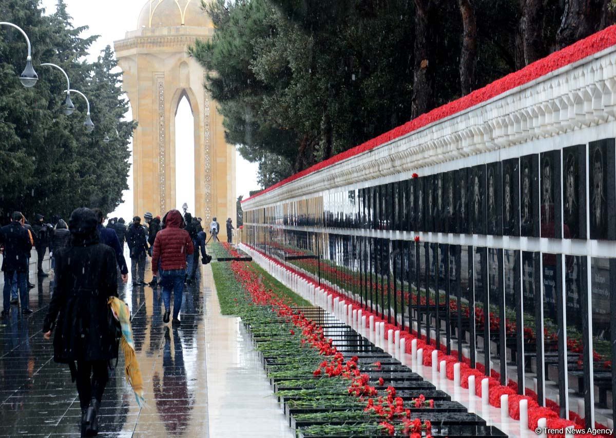 Azərbaycan xalqı 20 Yanvar faciəsi qurbanlarının əziz xatirəsini yad edir (FOTO)