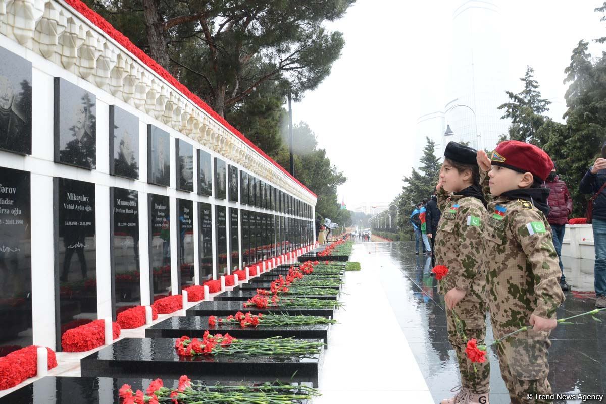 Azərbaycan xalqı 20 Yanvar faciəsi qurbanlarının əziz xatirəsini yad edir (FOTO)