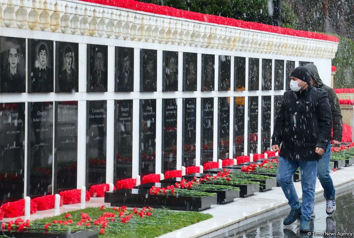 Azərbaycan xalqı 20 Yanvar faciəsi qurbanlarının əziz xatirəsini yad edir (FOTO)