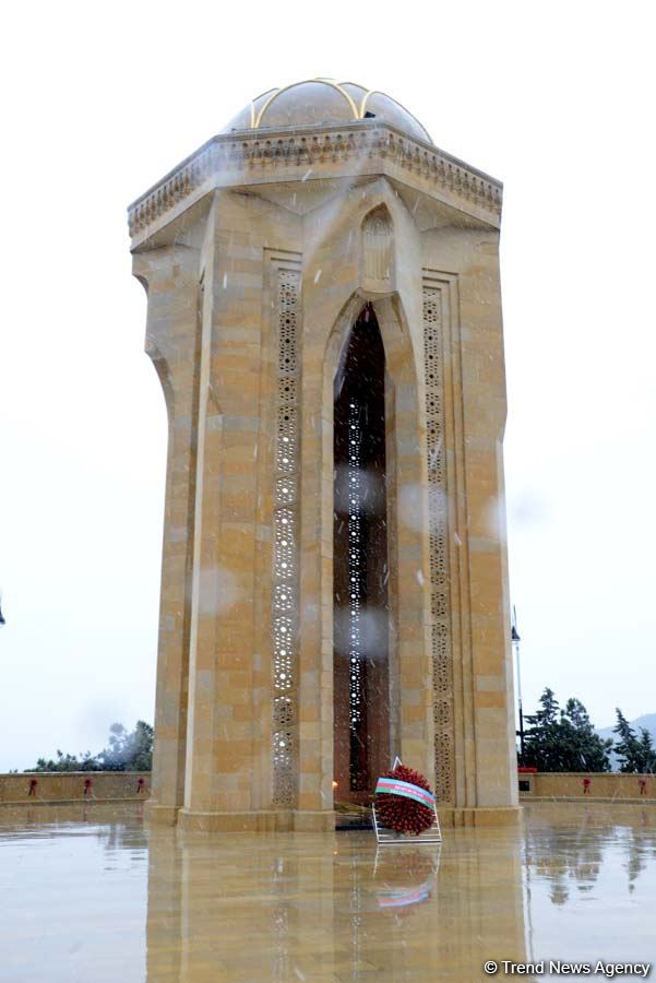Azərbaycan xalqı 20 Yanvar faciəsi qurbanlarının əziz xatirəsini yad edir (FOTO)