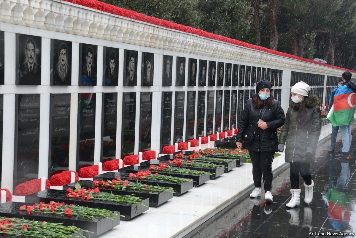 Azərbaycan xalqı 20 Yanvar faciəsi qurbanlarının əziz xatirəsini yad edir (FOTO)