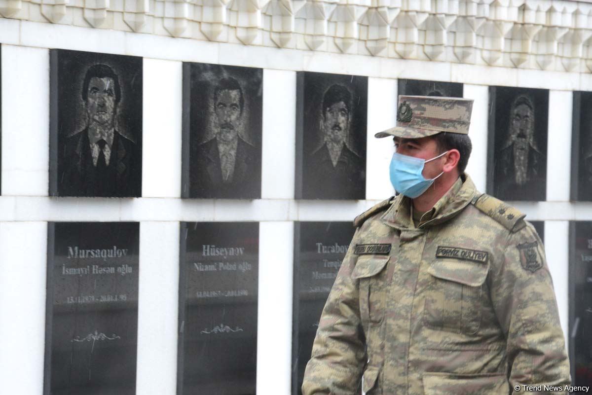 Azərbaycan xalqı 20 Yanvar faciəsi qurbanlarının əziz xatirəsini yad edir (FOTO)