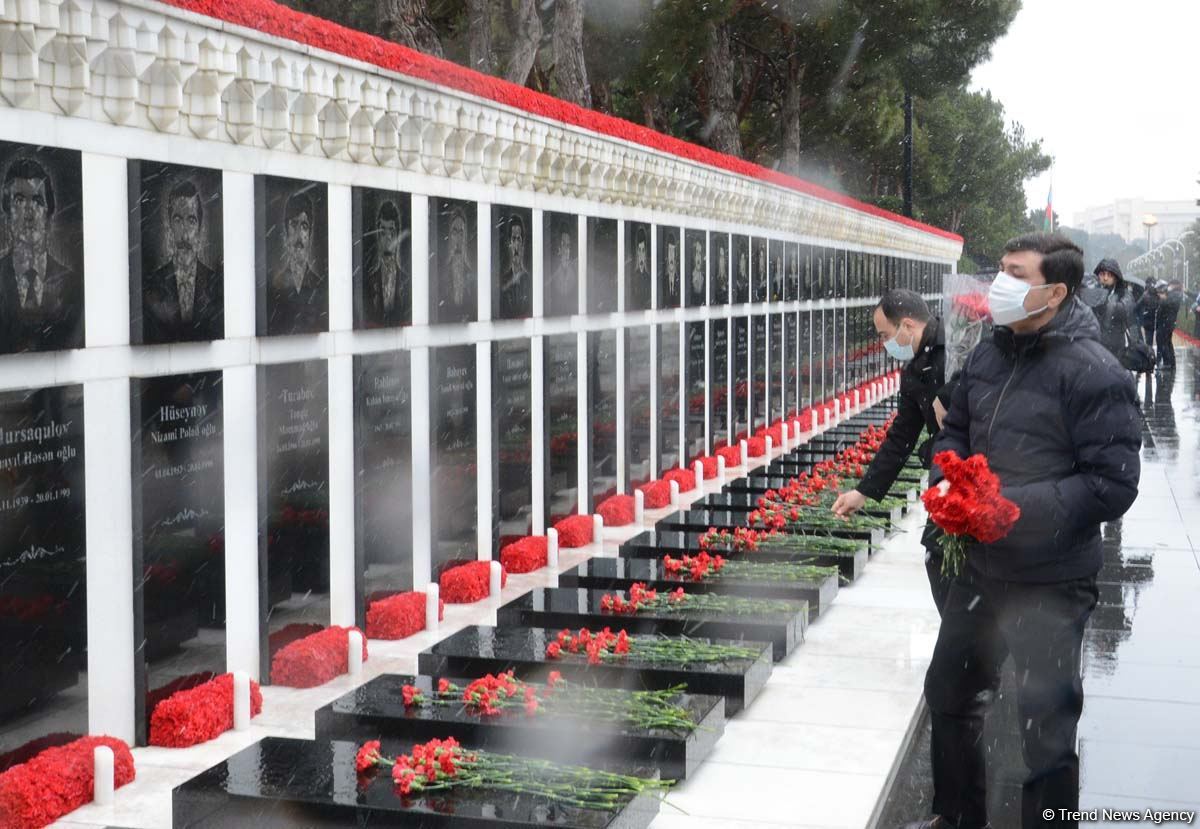 Azərbaycan xalqı 20 Yanvar faciəsi qurbanlarının əziz xatirəsini yad edir (FOTO)