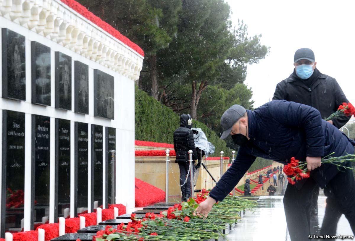 Azərbaycan xalqı 20 Yanvar faciəsi qurbanlarının əziz xatirəsini yad edir (FOTO)