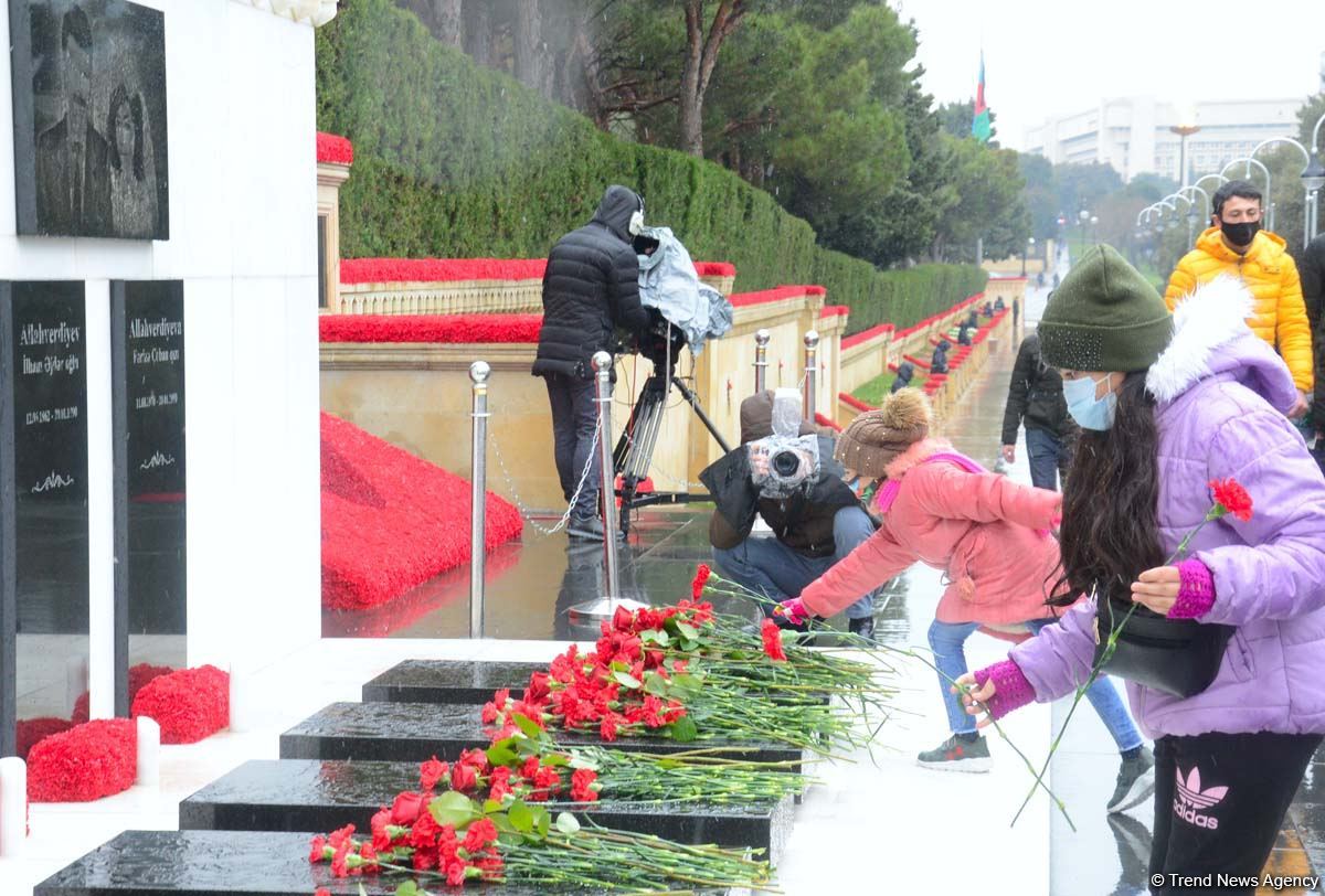 Azərbaycan xalqı 20 Yanvar faciəsi qurbanlarının əziz xatirəsini yad edir (FOTO)
