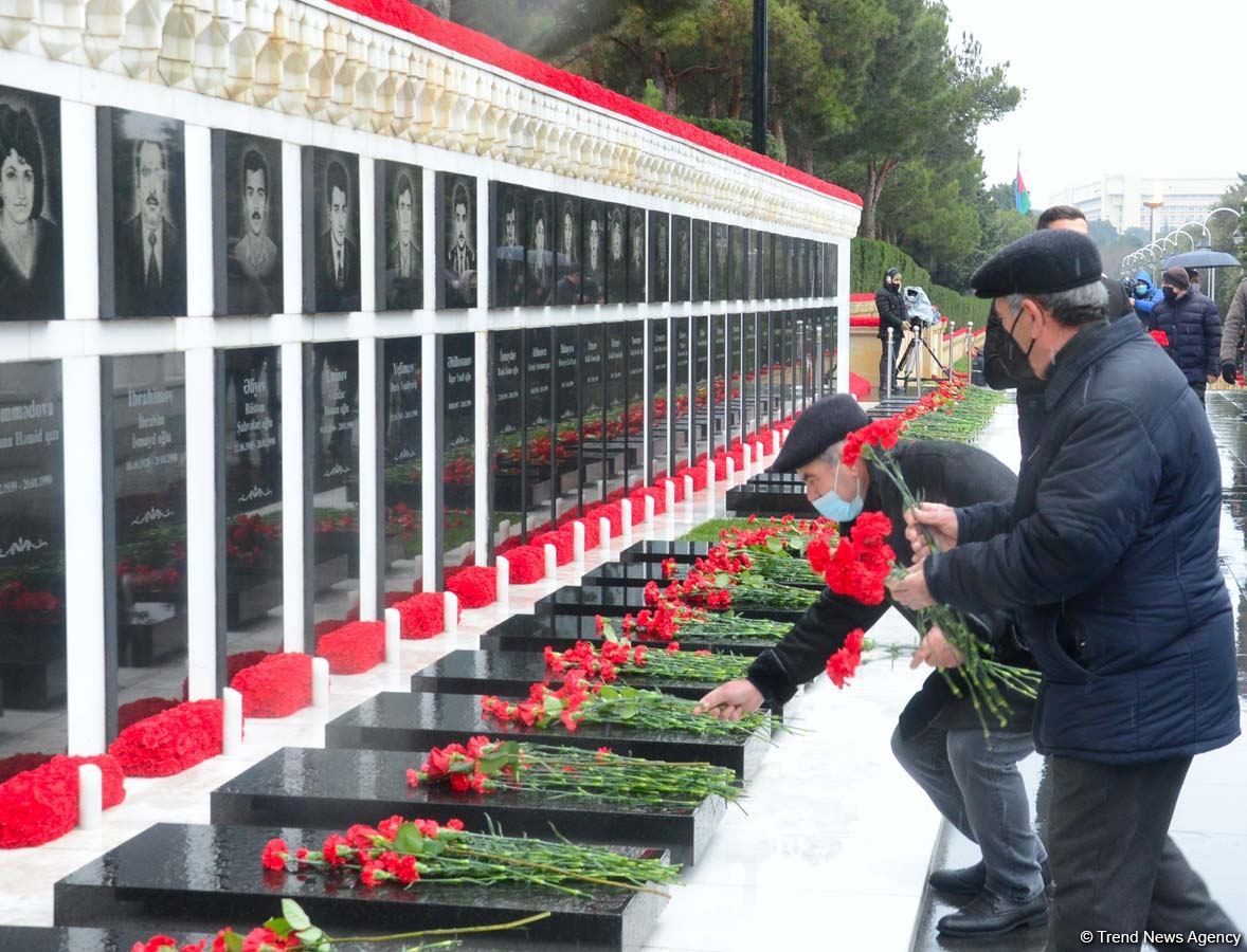 Azərbaycan xalqı 20 Yanvar faciəsi qurbanlarının əziz xatirəsini yad edir (FOTO)