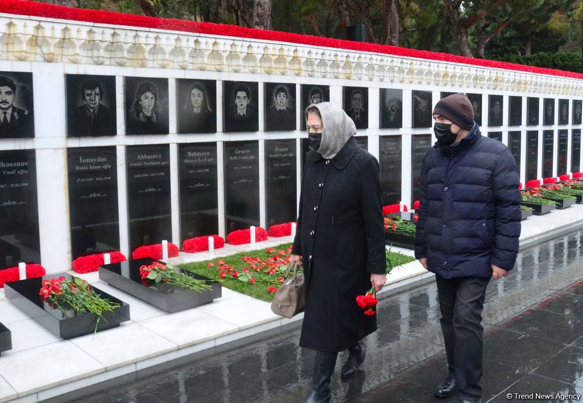 Azərbaycan xalqı 20 Yanvar faciəsi qurbanlarının əziz xatirəsini yad edir (FOTO)