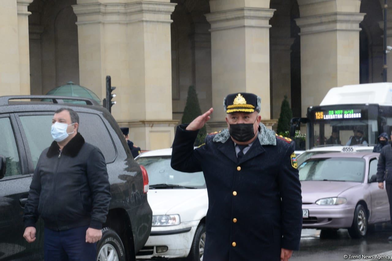 Şəhidlərin xatirəsi bir dəqiqəlik sükutla yad edildi, hərəkət dayandırıldı (FOTO/VİDEO)