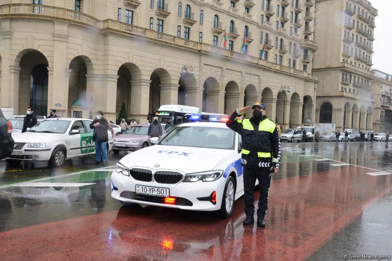 Şəhidlərin xatirəsi bir dəqiqəlik sükutla yad edildi, hərəkət dayandırıldı (FOTO/VİDEO)