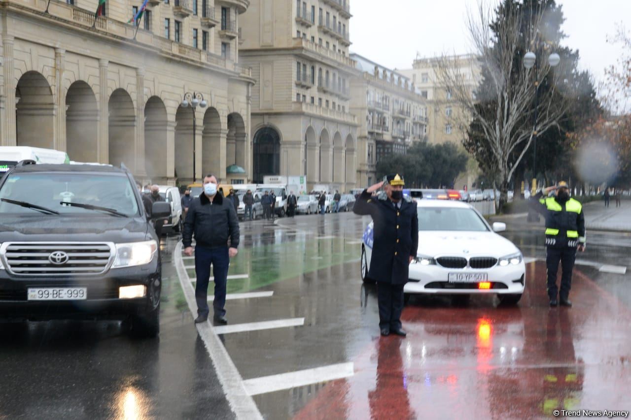 Şəhidlərin xatirəsi bir dəqiqəlik sükutla yad edildi, hərəkət dayandırıldı (FOTO/VİDEO)