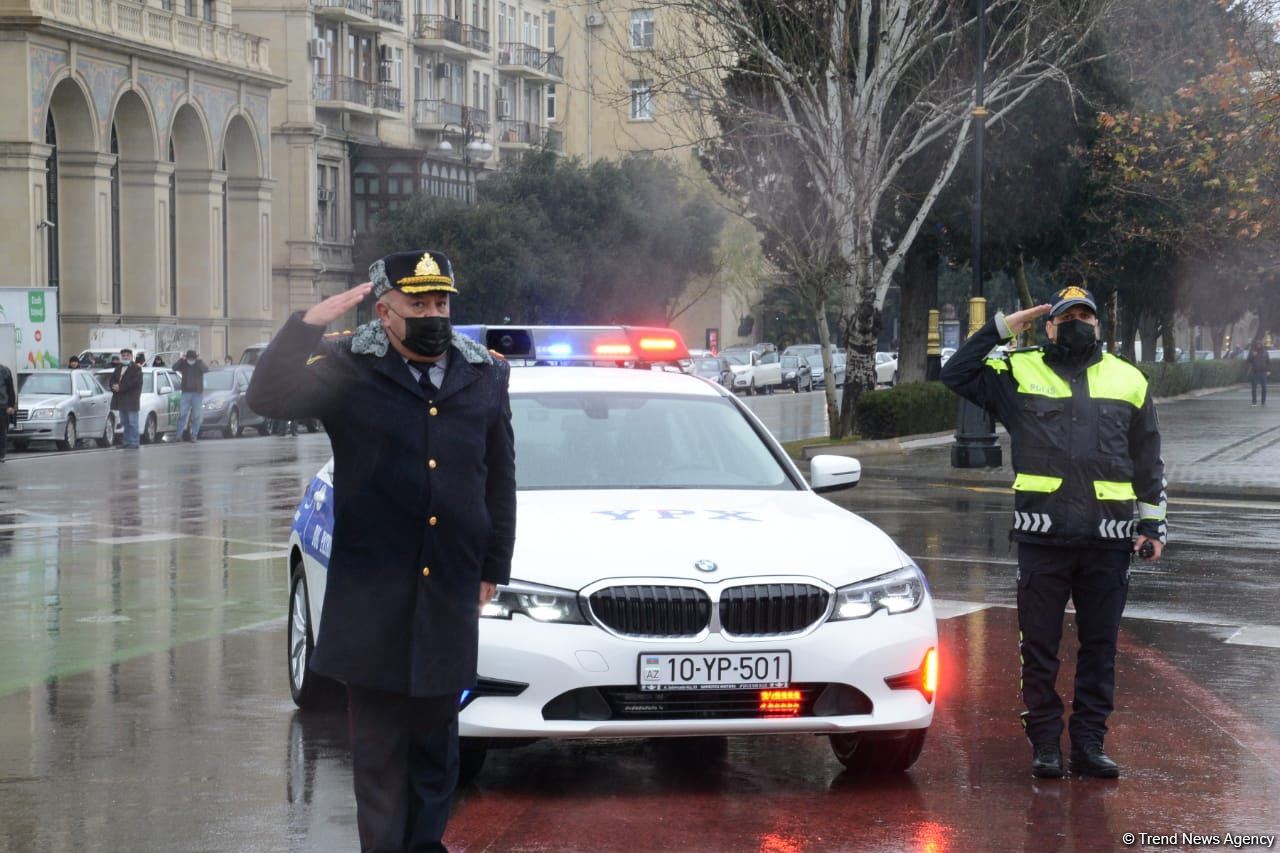 Şəhidlərin xatirəsi bir dəqiqəlik sükutla yad edildi, hərəkət dayandırıldı (FOTO/VİDEO)