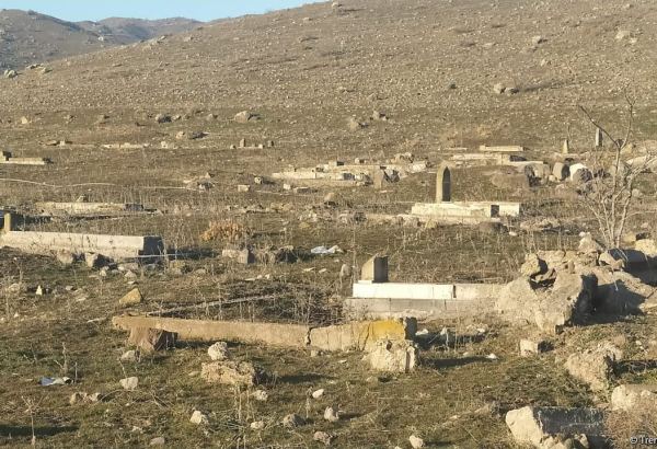 Ermənilər Qubadlının Saray kənd qəbiristanlığını belə dağıdıb (FOTO)