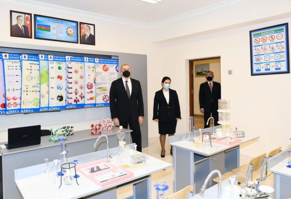 Prezident İlham Əliyev Sabunçu və Suraxanı rayonlarında yenidən tikilən məktəblərdə yaradılan şəraitlə tanış olub (YENİLƏNİB) (FOTO/VİDEO)