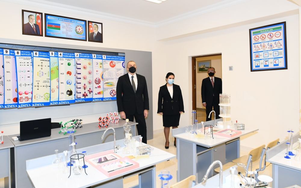 Prezident İlham Əliyev Sabunçu və Suraxanı rayonlarında yenidən tikilən məktəblərdə yaradılan şəraitlə tanış olub (YENİLƏNİB) (FOTO/VİDEO)