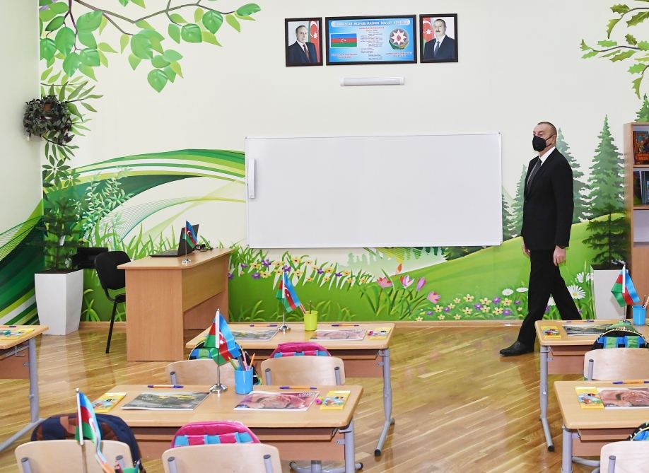 Prezident İlham Əliyev Sabunçu və Suraxanı rayonlarında yenidən tikilən məktəblərdə yaradılan şəraitlə tanış olub (YENİLƏNİB) (FOTO/VİDEO)