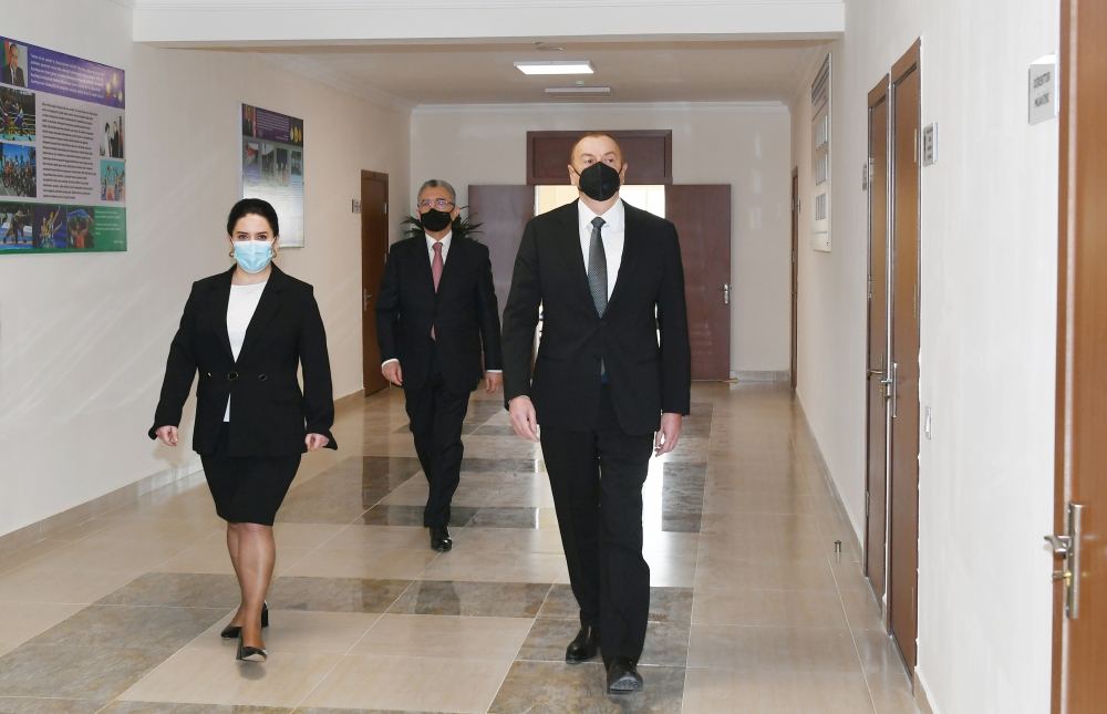 Prezident İlham Əliyev Sabunçu və Suraxanı rayonlarında yenidən tikilən məktəblərdə yaradılan şəraitlə tanış olub (YENİLƏNİB) (FOTO/VİDEO)