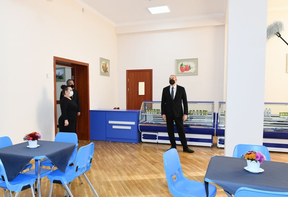 Prezident İlham Əliyev Sabunçu və Suraxanı rayonlarında yenidən tikilən məktəblərdə yaradılan şəraitlə tanış olub (YENİLƏNİB) (FOTO/VİDEO)
