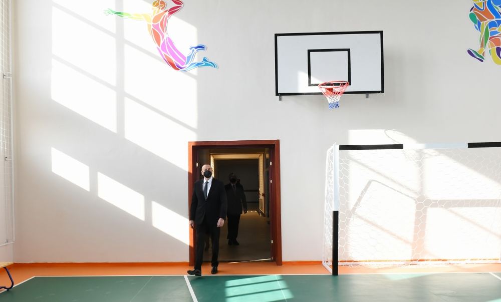 Prezident İlham Əliyev Sabunçu və Suraxanı rayonlarında yenidən tikilən məktəblərdə yaradılan şəraitlə tanış olub (YENİLƏNİB) (FOTO/VİDEO)