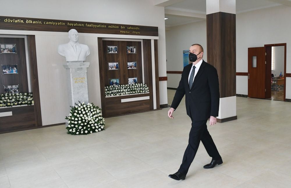 Prezident İlham Əliyev Sabunçu və Suraxanı rayonlarında yenidən tikilən məktəblərdə yaradılan şəraitlə tanış olub (YENİLƏNİB) (FOTO/VİDEO)