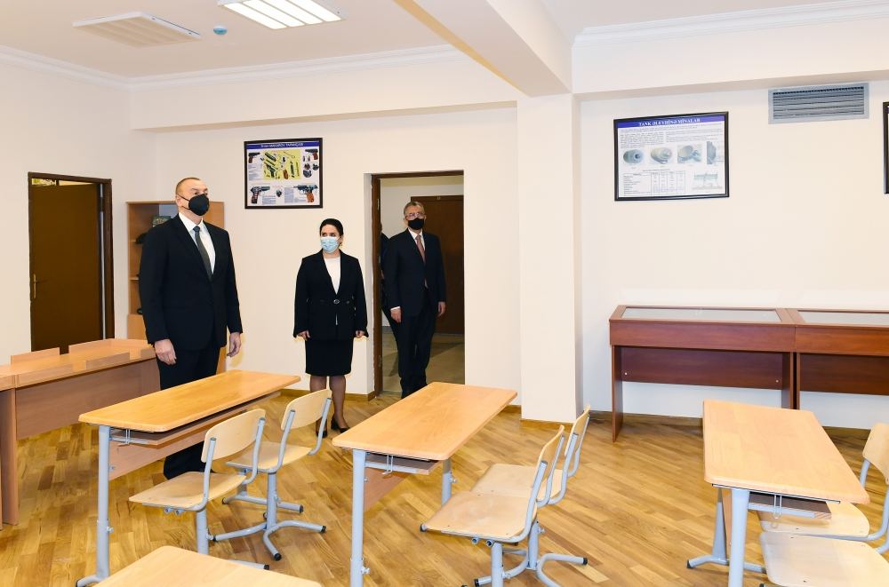 Prezident İlham Əliyev Sabunçu və Suraxanı rayonlarında yenidən tikilən məktəblərdə yaradılan şəraitlə tanış olub (YENİLƏNİB) (FOTO/VİDEO)