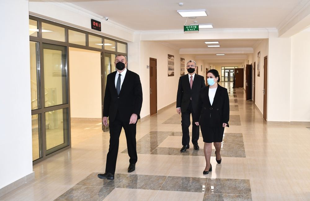 Prezident İlham Əliyev Sabunçu və Suraxanı rayonlarında yenidən tikilən məktəblərdə yaradılan şəraitlə tanış olub (YENİLƏNİB) (FOTO/VİDEO)