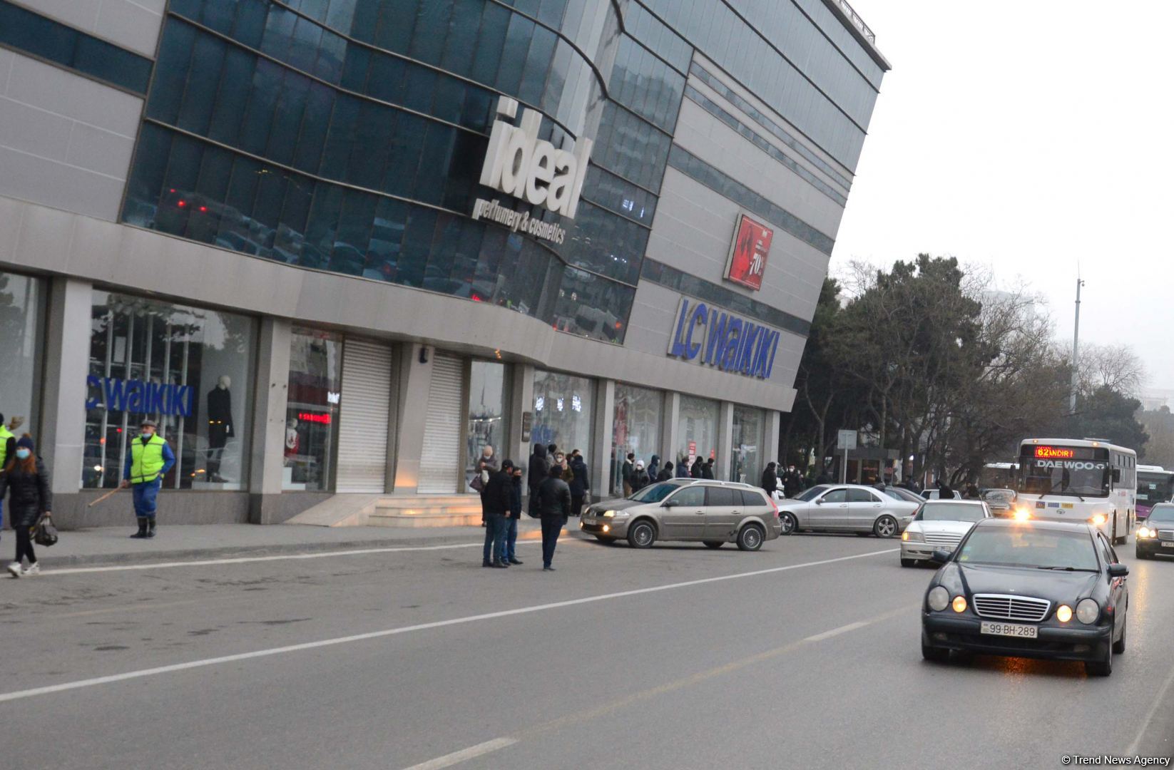 Sıxlığın həlli üçün çəkilən avtobus zolaqları özü sıxlıq yaradır - Nəzarət gücləndirilməlidir (FOTO)