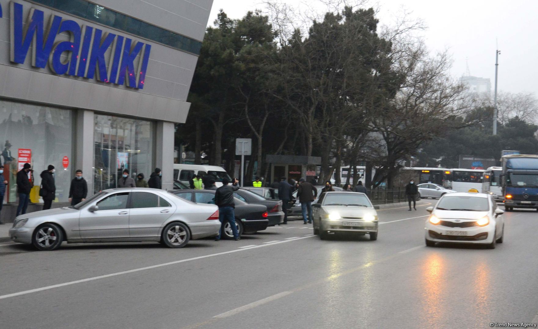 Sıxlığın həlli üçün çəkilən avtobus zolaqları özü sıxlıq yaradır - Nəzarət gücləndirilməlidir (FOTO)