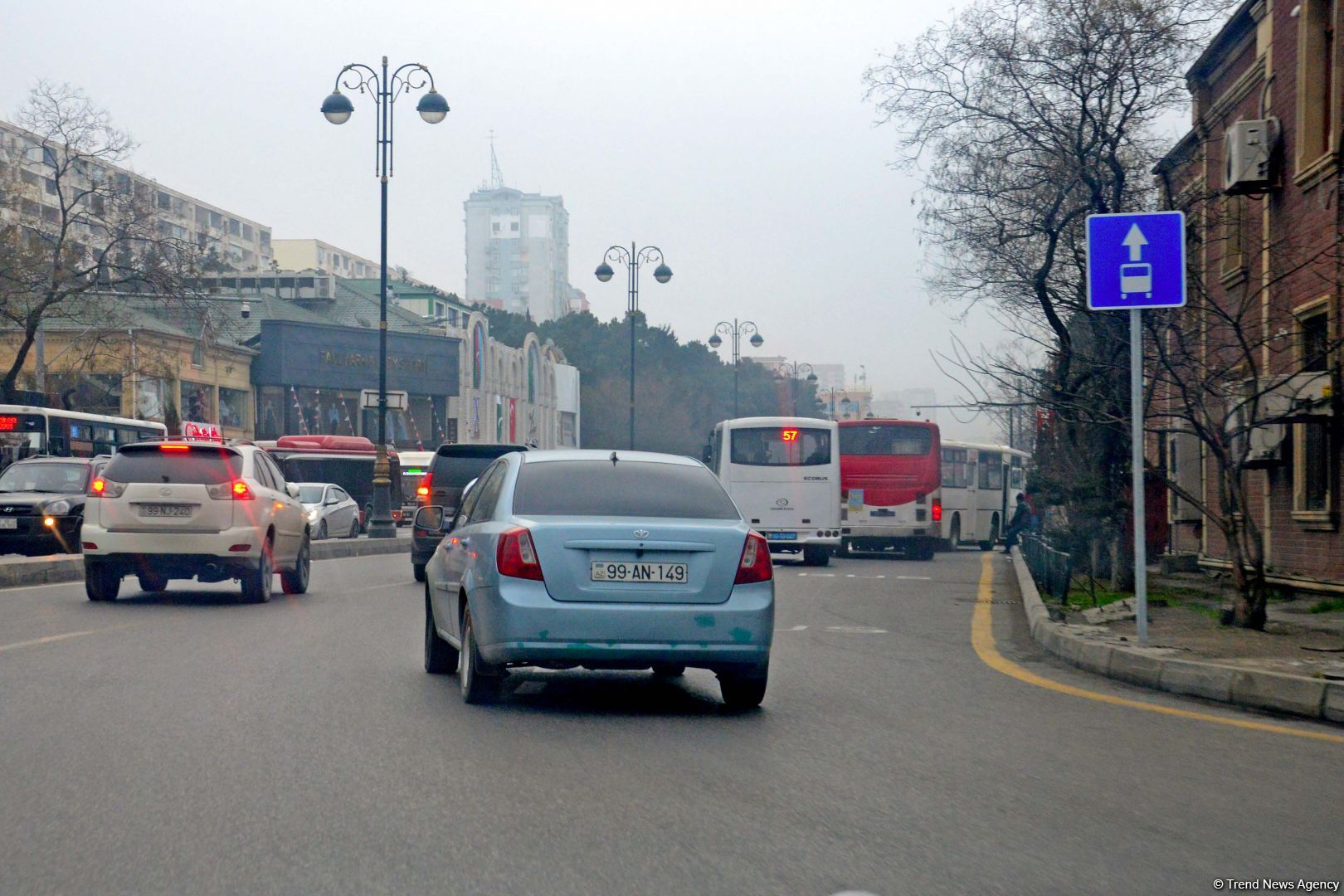 Sıxlığın həlli üçün çəkilən avtobus zolaqları özü sıxlıq yaradır - Nəzarət gücləndirilməlidir (FOTO)