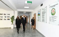 Prezident İlham Əliyev və birinci xanım Mehriban Əliyeva Xırdalan şəhərində 3 saylı məktəb-liseydə yaradılan şəraitlə tanış olublar (FOTO/VİDEO)