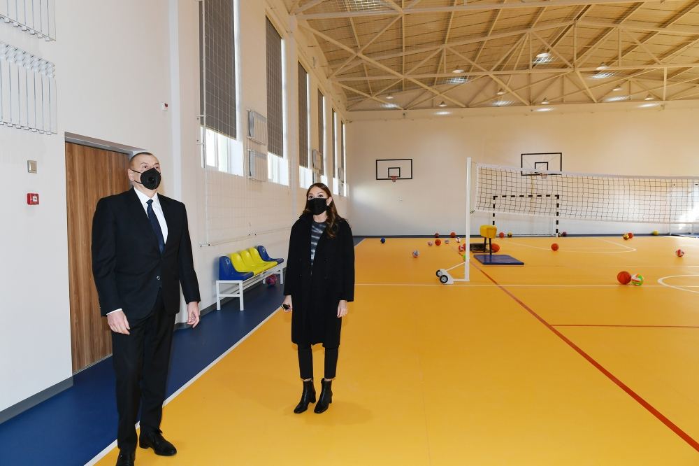 Prezident İlham Əliyev və birinci xanım Mehriban Əliyeva Xırdalan şəhərində 3 saylı məktəb-liseydə yaradılan şəraitlə tanış olublar (FOTO/VİDEO)