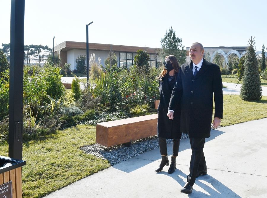 Prezident İlham Əliyev və birinci xanım Mehriban Əliyeva Yasamalda yeni salınan meşə tipli parkın açılışında iştirak ediblər (FOTO/VİDEO)