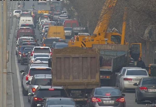 Bakıda kran yolu bağladı, küçədə tıxac yarandı (FOTO)
