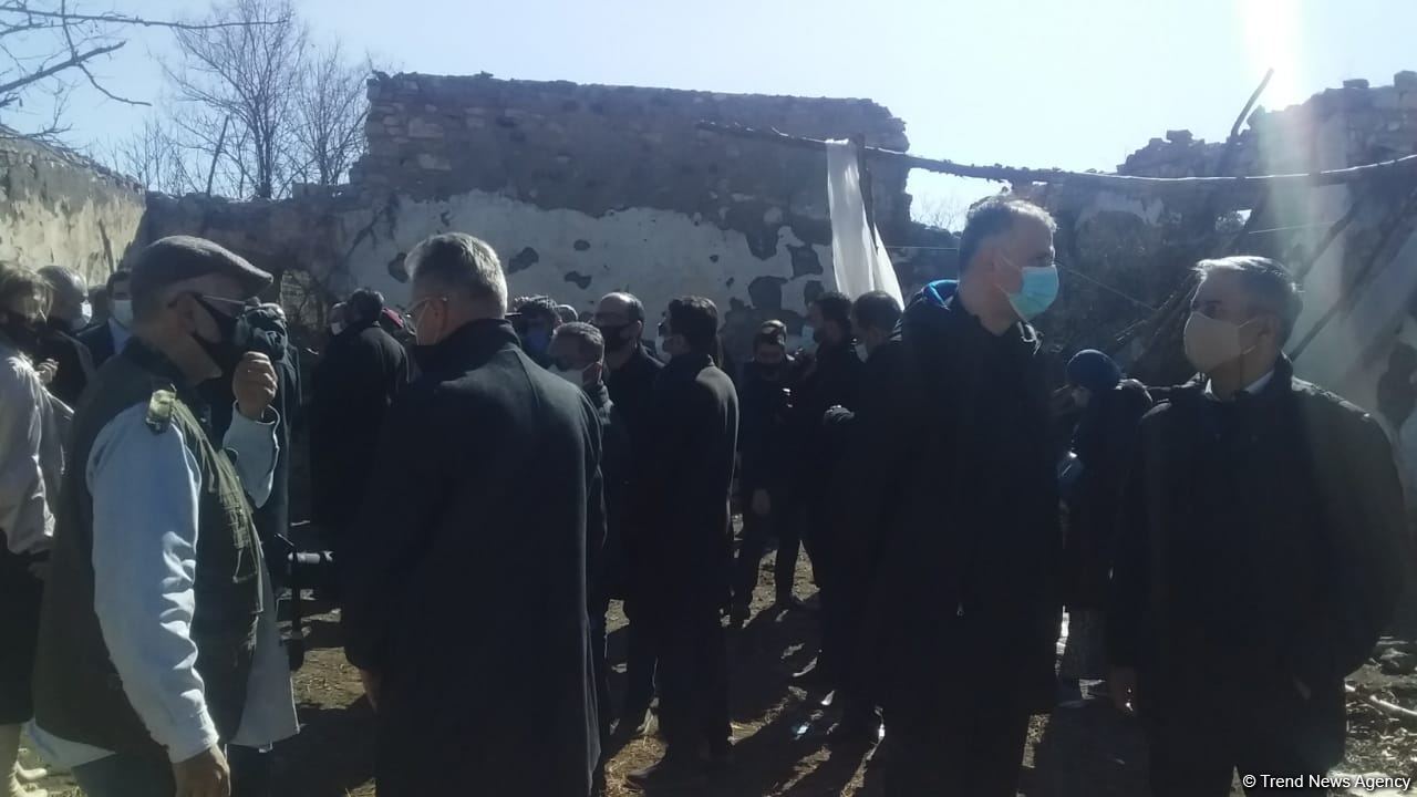 Diplomatik korpus nümayəndələri ermənilərin dağıtdığı Mədəniyyət Evi ilə tanış olublar (FOTO/VİDEO)