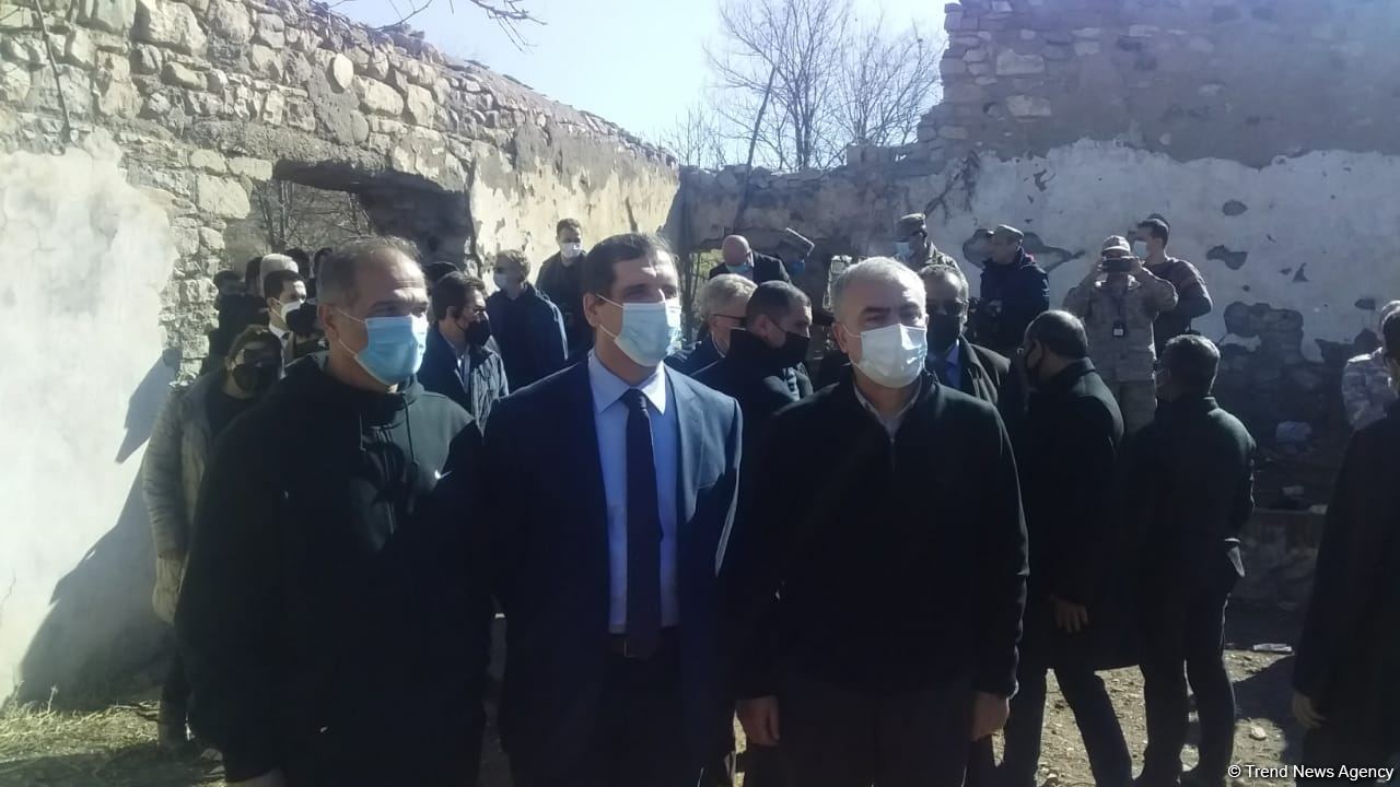 Diplomatik korpus nümayəndələri ermənilərin dağıtdığı Mədəniyyət Evi ilə tanış olublar (FOTO/VİDEO)