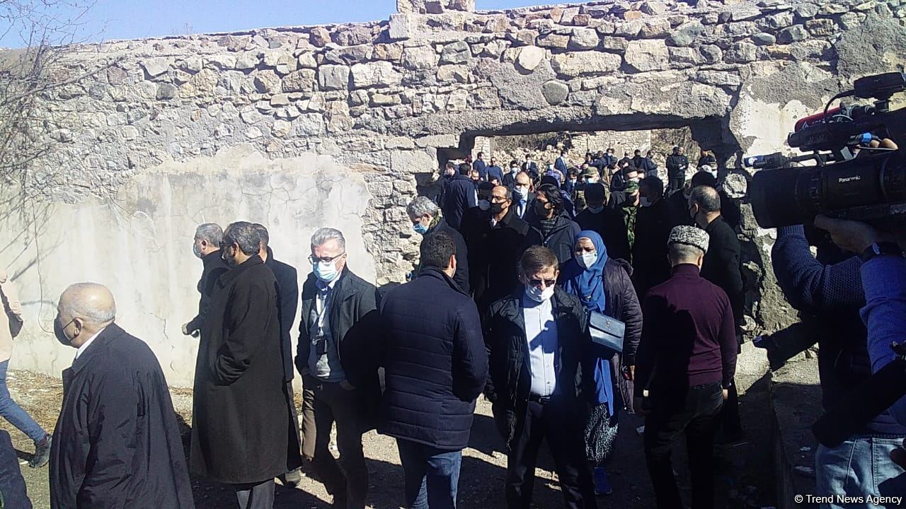 Diplomatik korpus nümayəndələri ermənilərin dağıtdığı Mədəniyyət Evi ilə tanış olublar (FOTO/VİDEO)
