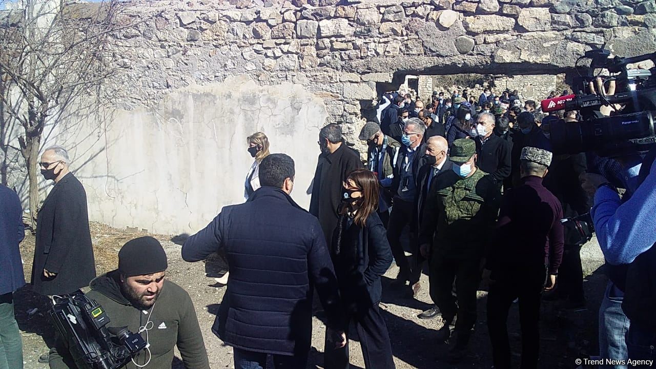 Diplomatik korpus nümayəndələri ermənilərin dağıtdığı Mədəniyyət Evi ilə tanış olublar (FOTO/VİDEO)