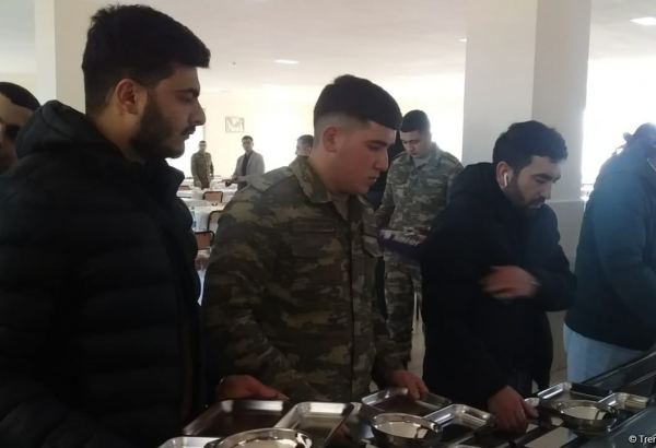 Media nümayəndələri hərbçilərlə birlikdə nahar ediblər (FOTO/VİDEO)