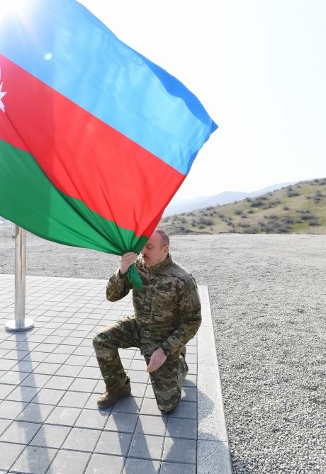 Prezident İlham Əliyev Laçında Azərbaycan bayrağını qaldırıb (FOTO/VİDEO)