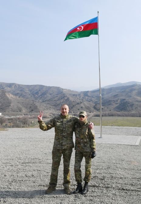 Prezident İlham Əliyev Laçında Azərbaycan bayrağını qaldırıb (FOTO/VİDEO)