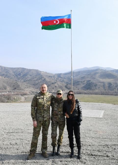 Prezident İlham Əliyev Laçında Azərbaycan bayrağını qaldırıb (FOTO/VİDEO)