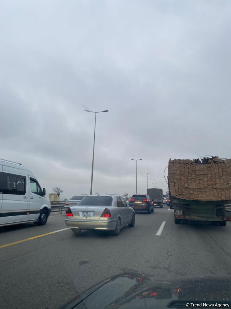 Bakıda yük maşını ilə minik avtomobili toqquşub, yolda tıxac yaranıb (FOTO)