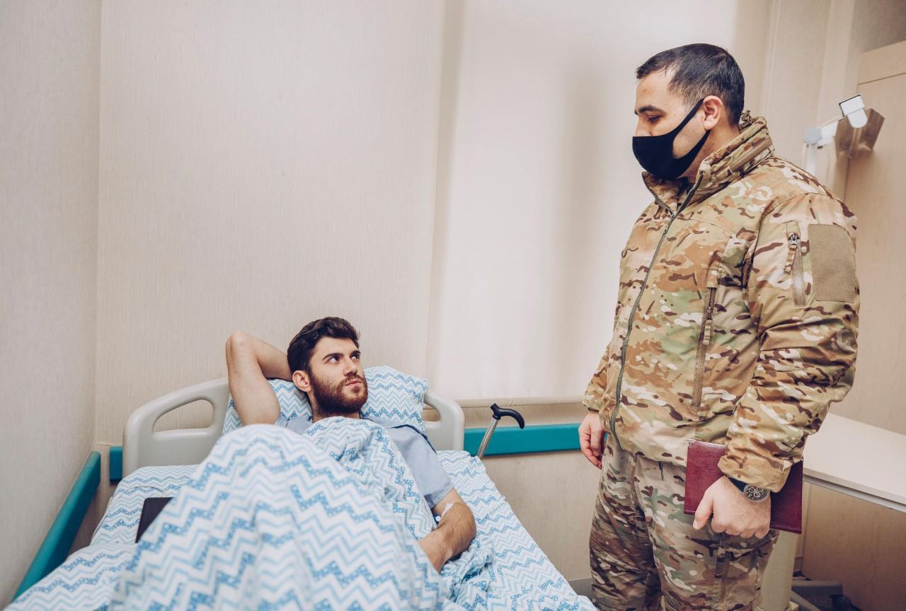 "YAŞAT" daha iki qazinin və iki şəhid atasının əməliyyat xərclərini ödədi (FOTO)