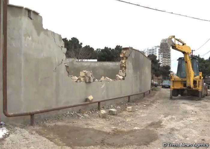 Bakıda bu ərazidə tikili və hasarlar söküldü (FOTO/VİDEO) (ƏLAVƏ OLUNUB)