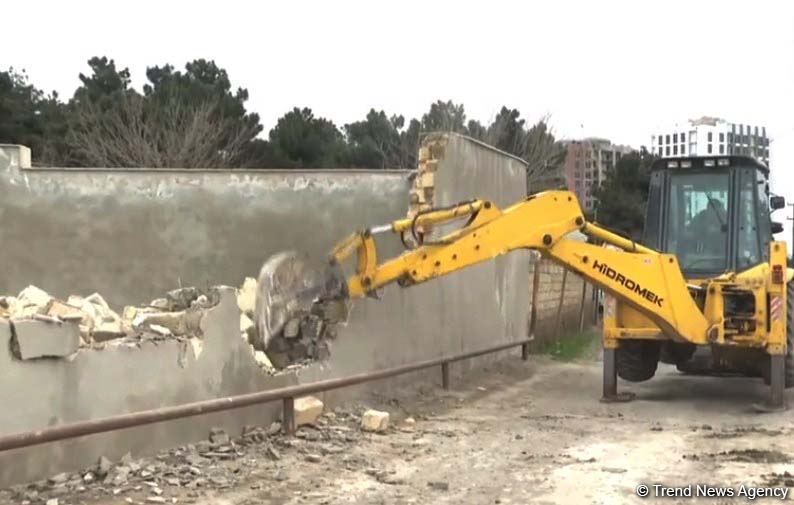Bakıda bu ərazidə tikili və hasarlar söküldü (FOTO/VİDEO) (ƏLAVƏ OLUNUB)
