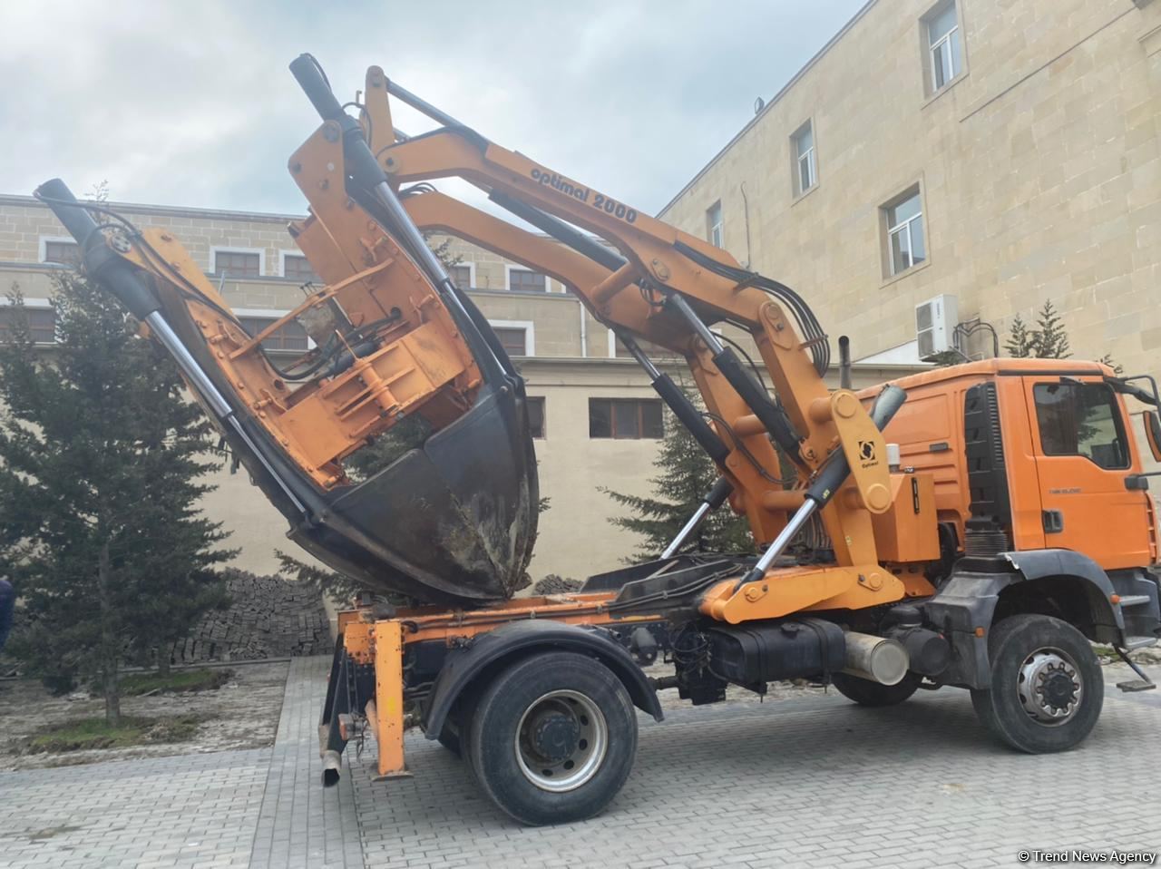 Bakının bu ərazisində ağaclar köçürülür (ƏLAVƏ OLUNUB) (FOTO)
