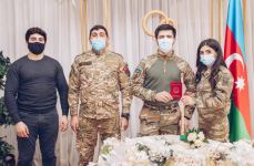 Qazimiz müharibədə tibb bacısı kimi iştirak edən xanımla nikah bağlayıb (FOTO/VİDEO)