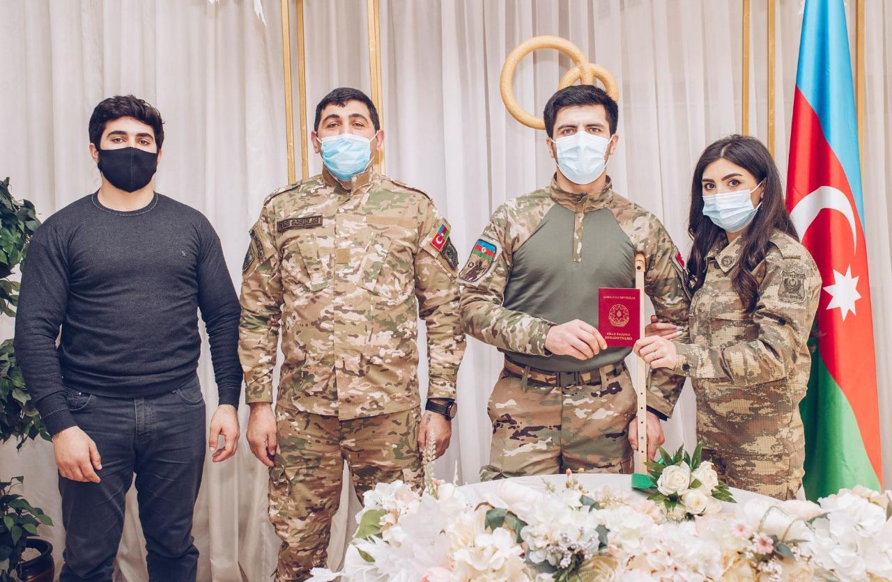 Qazimiz müharibədə tibb bacısı kimi iştirak edən xanımla nikah bağlayıb (FOTO/VİDEO)