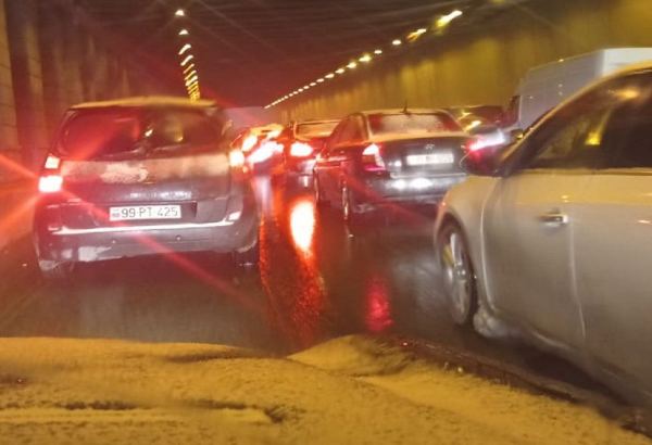 Güclü qar Bakı - Sumqayıt yolunda hərəkəti iflic etdi (FOTO/VİDEO)