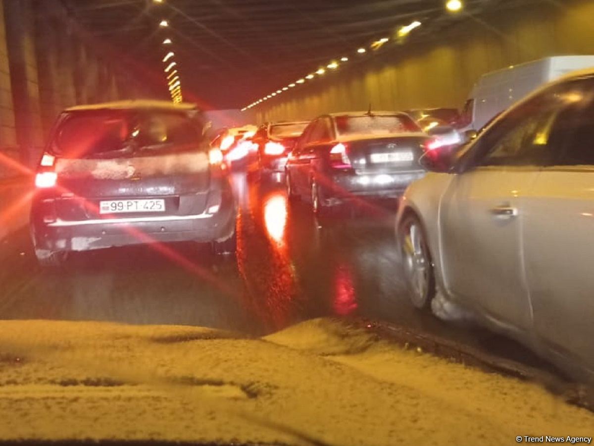 Güclü qar Bakı - Sumqayıt yolunda hərəkəti iflic etdi (FOTO/VİDEO)